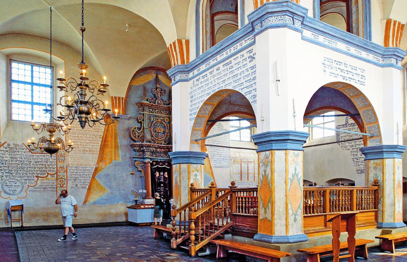 Wnętrze XVII - wiecznej synagogi w Tykocinie.