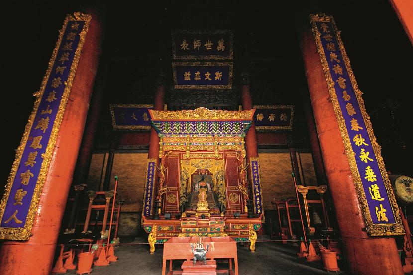 Pawilon Dacheng – najważniejszy obiekt Świątyni Konfucjusza. Mądrość jest za darmo, kadzidełka kupujemy przed wejściem.