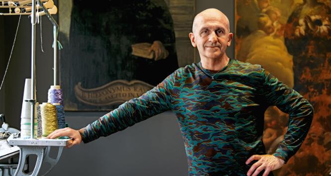 Początkowo pracownia była przeznaczona wyłącznie na cele projektowe i produkcyjne. W miarę jak kolekcja sztuki rozrastała się, Paolo postanowił połączyć w tej przestrzeni obie swoje pasje. Stworzył tutaj własny, osobliwy świat – pełen wielkich malarskich kompozycji sakralnych, portretów papieży i beatyfikowanych.