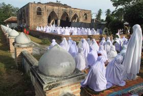 Świat kobiet oddzielony od świata mężczyzn. Dziedziniec meczetu w Grue Sae. Tajlandia, sierpień 2012 r.