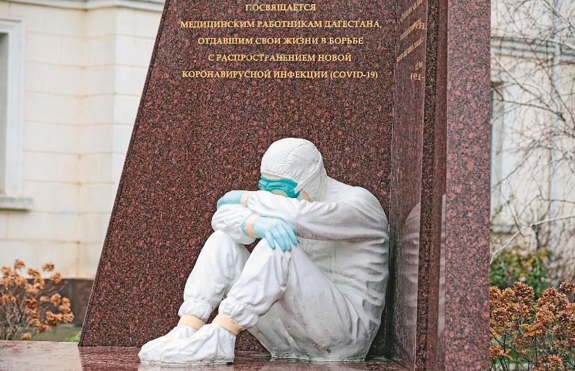 Pomnik pracowników służby zdrowia zmarłych podczas walki z pandemią (Machaczkała, Dagestan, Rosja).