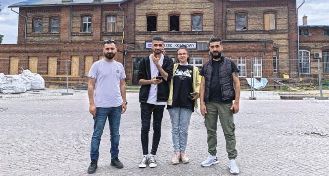 Od lewej: Aland, Relin, Karolina i Rebar chwilę po przyjeździe na dworzec kolejowy w Świebodzinie.