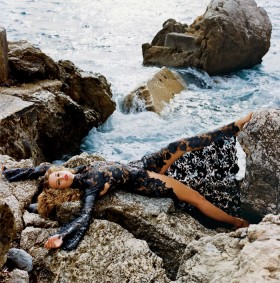 Claudia Schiffer - tak w 1993 roku pozowała Helmutowi Newtonowi do sesji dla pisma 'Vanity Fair'