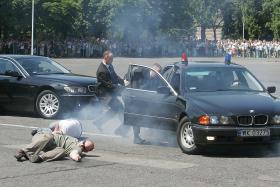 Zgodnie z ustawą BOR chroni prezydenta, byłych prezydentów, marszałków Sejmu i Senatu, premiera i wicepremierów, a także ministrów spraw wewnętrznych i zagranicznych.