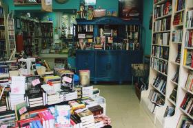 Niebieski Kredens, Opole, ul. Książąt Opolskich 11. Dlaczego warto prowadzić księgarnię kameralną?Realia rynku księgarskiego są takie, że niezależny księgarz z sieciówką szans nie ma. Nie wygra w wyścigu o najniższą cenę, o najatrakcyjniejszą ofertę, poniesie klęskę w konfrontacji z całym sztabem marketingowców stających za wielkimi markami. Nie wygra też z supermarketami, gdzie pojawiły się całe pasaże z nieobecną tam do niedawna książką. Przegra i z internetowymi sklepami, które zapewniają dostawę pod nos, do domu czy biura. Fakt więc, że istnieją księgarnie niezależne, wynika wyłącznie z wielkiej pasji i zamiłowania do książki ludzi prowadzących takie miejsca. Bo ileż trzeba mieć samozaparcia i wiary w książkę, a przede wszystkim czytelnika, by handlować tak niechodliwym towarem? Nie od dziś wiadomo, że człowiek wykonujący swą pracę z pasją, wykonuje ją po prostu dobrze, coraz lepiej. Takie zamiłowanie do wykonywanej pracy jest gwarantem jej jakości. My staraliśmy się, by nasza księgarnia była nie tylko miejscem do zakupu książki, ale w ogóle „miejscem” – takim, do którego chce się przychodzić, niekoniecznie z uprzednim zamiarem kupna. Po prostu pooddychać jego atmosferą, porozmawiać. Bo miejsca tworzą ludzie. Budowanie relacji z klientami to coś, na co stawiają niezależne księgarnie. Znamy gust naszych klientów, niejednokrotnie wcześniej od nich wiemy, co będą chcieli kupić, jakie nowości, które mogą ich zainteresować, warto zamówić. Indywidualna selekcja i dobór towaru to moim zdaniem podstawa niezależności księgarń i wielki plus takich miejsc. Sami tworzymy nasz księgozbiór, sami wybieramy i eksponujemy tytuły, naszym zdaniem godne uwagi. Wszystkie te elementy składają się na miejsce, w którym bez pogoni za pomidorem i ziemniakami, bez przepychanki wśród sklepowych wózków można poszperać i wyszukać upragniony tytuł. Takie miejsca chyba wpisują się w ogólny trend SLOW.2. Skąd pomysł na taką, a nie inną nazwę księgarni?Nazwa Niebieski Kredens pochodzi od głównego mebla w księgarni, jakim jest – uwaga – niebieski kredens :) Zależało mi na tym, by był w księgarni mebel, który ociepli wnętrze i przełamie sznur księgarnianych regałów. Wymyśliłam kredens – dobrze nadaje się do ekspozycji tytułów. Na rynku jednakże funkcjonuje już parę firm z różnych branży, które mają w nazwie kredens, więc stwierdziłam, że dorzucimy kolor. Padło na niebieski, pomalowałam, więc jest. Wyszło całkiem zgrabnie i wszystkim się podoba. I choć byliśmy już Niemieckim Kredensem czy Błękitną Szafą, to bardzo utożsamiamy się z naszą, w sumie dość przypadkowo wybraną nazwą. Po czterech latach jestem pewna, że Niebieski Kredens coś jednak znaczy w Opolu!