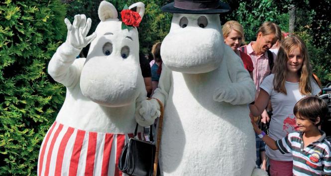 Matką popularnych na świecie postaci Muminków była fińska, szwedzkojęzyczna pisarka Tove Jansson. Dla Skandynawów z innych krajów jest to najłatwiej zrozumiała wersja języka szwedzkiego.