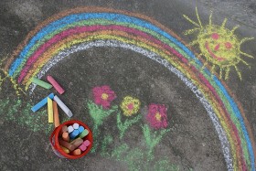 KREDA do rysowania i gry w klasy to zaskakująco żywotny gadżet. Należy się cieszyć, bo to najbardziej twórcza z dzisiejszego przeglądu wakacyjnych zabawek. A po deszczu można rysować od nowa :)