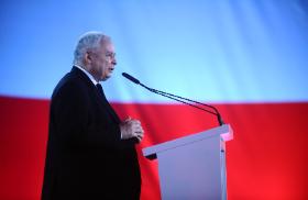 Lider PiS wie, że to, co wyniosło go do władzy, czyli pieniądze (500+), może go od tej władzy odspawać.