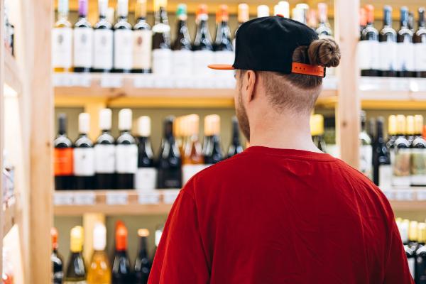 Sejm: strefa wciąż wyjątkowo przyjazna dla wódki. Za to nocna prohibicja nieśmiało wkracza do Warszawy