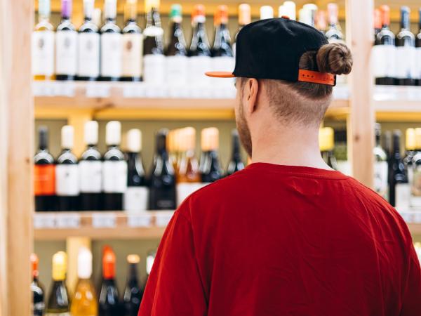 Od 1 czerwca w całej Warszawie nie kupimy alkoholu w sklepach między godz. 22 a 6.