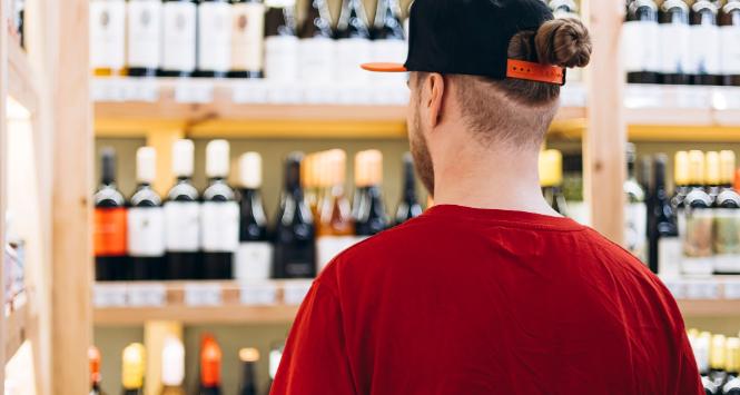 To, że alkohol w Polsce jest tak łatwo dostępny i wciąż stosunkowo tani, zawdzięczamy właśnie politykom.