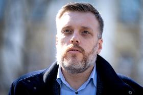 Adrian Zandberg, lider Razem forsuje na TikToku pomysł skrócenia tygodnia pracy i budowy w Polsce sieci elektrowni atomowych.