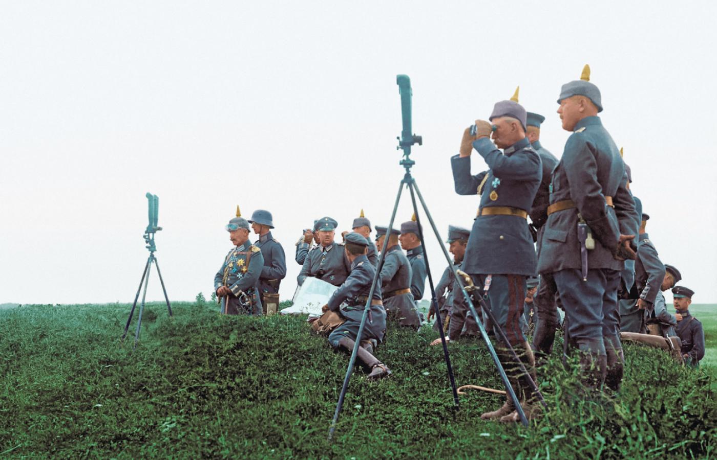Cesarz Wilhelm II (pierwszy z lewej) obserwuje ruchy wojsk na froncie we wschodniej Galicji, 1917 r.
