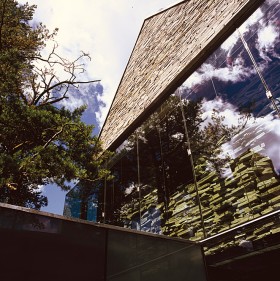 8. Kościół w Mortensrud (Jensen & Skodvin, 1999). Twórczo nawiązuje do idei słynnej kaplicy Korony Cierniowej w Eureka Springs, postawionej przed 30 laty.