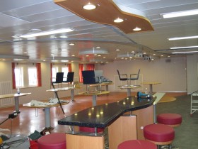 Mesa. Największe pomieszczenie socjalne dla załogi. Zmiana trwa dwa tygodnie, pracuje się w systemie 12 godzin pracy, 12 odpoczynku. Potem dwa tygodnie wolnego.