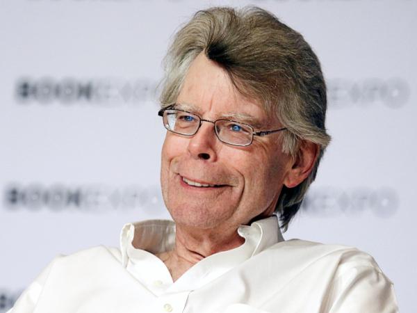 Od Stephena Kinga wiele osób zaczęło czytanie na poważnie, łączy w ten sposób pokolenia.