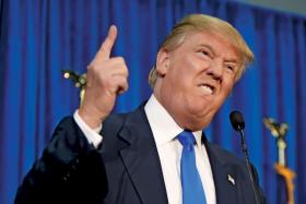 Na kłopoty Donald?Rozpoczęta w tym roku kampania wyborcza w USA przyniosła sensację: stawce republikańskich kandydatów do nominacji prezydenckiej przewodzi w sondażach miliarder Donald Trump, populista, wróg politycznej poprawności i politycznego establishmentu. Jego popularność dowodzi, że Ameryce nieobce są problemy trapiące wszystkie kraje Zachodu: poczucie utraty bezpieczeństwa zawodowego w globalnej gospodarce, rosnące nierówności, lęk przed imigracją i radykalnym islamem. Prezydent Obama nie bardzo sobie z tym radzi, a jego polityka wobec konfliktu w Syrii i dżihadystów razi brakiem strategii i pasywnością. W tym roku udało mu się tylko znormalizować stosunki z Kubą i podpisać układ nuklearny z Iranem, ale dopiero czas pokaże, czy kompozycja ta zapewni trwały pokój. Cała nadzieja w Hillary Clinton?Na zdjęciu Donald Trump