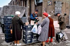 Uliczna sprzedaż nabiału w 1990 r.