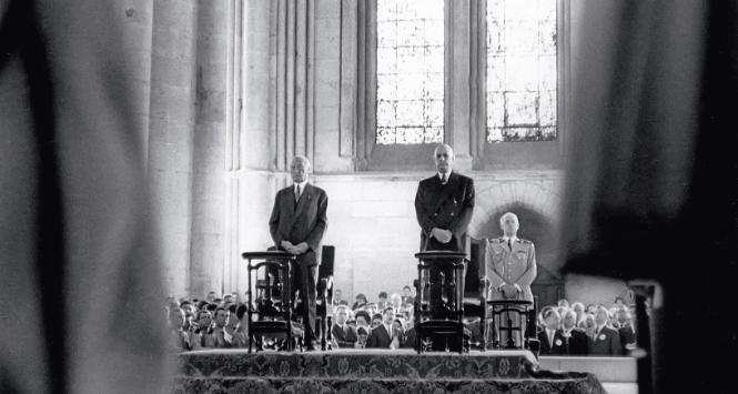 Kanclerz Niemiec Konrad Adenauer (z lewej) i prezydent Francji gen. Charles de Gaulle wspólnie podczas wielkiej mszy świętej w katedrze w Reims, 8 lipca 1962 r.