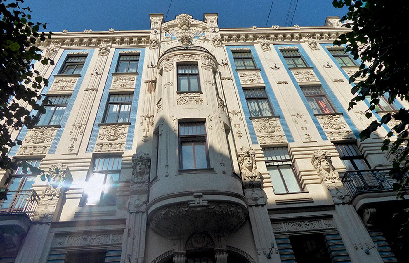 Fronton kamienicy zaprojektowanej przez Michaiła Eisensteina.