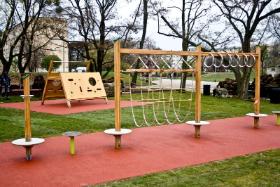 „Aktiv Park Przymorze” – wartość projektu: 360 tys. zł

Między przychodnią a kościołem przy ul. Jagiellońskiej w gdańskiej dzielnicy Przymorze znajduje się Aktiv Park – miejsce, gdzie dorośli i dzieci mogą spędzić trochę wolnego czasu. To swoiste centrum wypoczynku, bo Park otacza przyjemna dla oka zieleń.