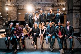 Joanna Kulig wśród części ekipy serialu „The Eddy”.