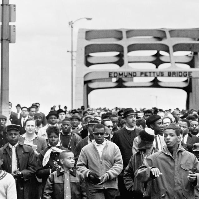 Marsz aktywistów z Selmy do Montgomery w Alabamie, który odbył się 9 marca 1965 roku, miał na celu wsparcie czarnych wyborców. Kilka dni wcześniej podobna grupa pokojowych demonstrantów została brutalnie pobita przez policję stanową na moście Edmund Pettus Bridge w Selmie. Tym razem Martin Luther King, który stał na czele marszu, uniknął konfrontacji, prosząc manifestujących, by uklękli i zaczęli się modlić w miejscu poprzedniego ataku policji, a następnie zawrócił z nimi do Selmy. Chciał w ten sposób wywrzeć moralną presję na prezydenta Lyndona Johnsona, by ten zapewnił maszerującym ochronę federalną.