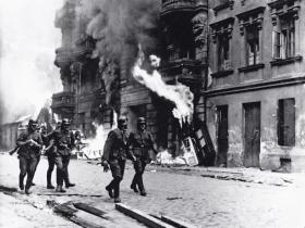 Płonące getto, Warszawa, kwiecień 1943 r.