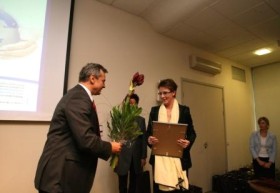 Pani Katarzyna Urbańska z firmy Servier Polska odbiera podziękowania od redaktora naczelnego tygodnika „Polityka”.