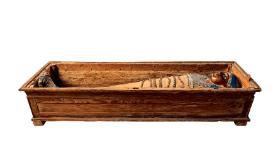 Mumia kobiety imieniem Taszeritenaset z Okresu Ptolemejskiego z widoczną maską grobową.
