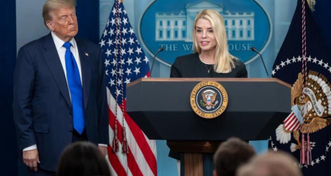 Prezydent USA Donald Trump i prokurator generalna Pam Bondi na konferencji prasowej w Białym Domu.
