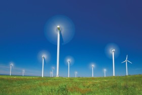 Moc wszystkich polskich wiatraków wynosi około 1,5 tys. MW; najwięcej zbudowano ich w Zachodniopomorskiem i Wielkopolskiem.