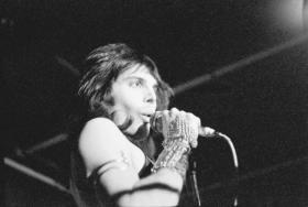 Nim ten długowłosy młodzieniec zaczął śpiewać na poważnie, zdążył zdobyć dyplom z grafiki i projektowania. Zarabiał wówczas jako sprzedawca w lumpeksie.