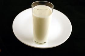 Mleko. 333 ml = 200 kalorii