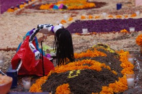 W czasach przedhiszpańskich, według kalendarza azteckiego, święto zmarłych obchodzono w Meksyku latem i trwało cały miesiąc.