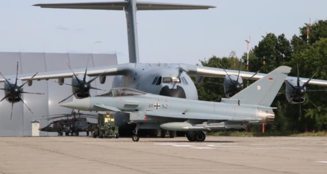 Dyżur w Mińsku Mazowieckim pełni wydzielona jednostka przemieszczona do Polski z bazy w Nörvenich w zachodnich Niemczech. To 31. skrzydło lotnicze, jedno z czterech posiadających na wyposażeniu Eurofightery.