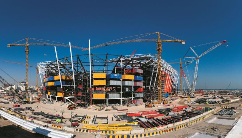 Stadion 974 w Dausze, złożony z tyluż kontenerów, po mundialu będzie można przenieść na inną imprezę. Podobnie jak jego budowniczych.