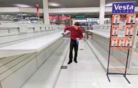 Białoruś to kraj paradoksów: drożyzna, puste półki, ale też pełne magazyny.