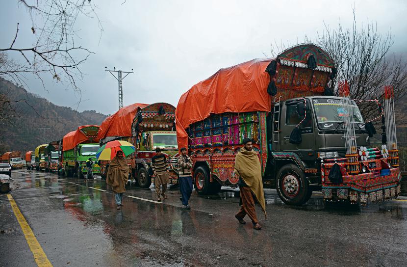 Ćakoti – przejście graniczne na Linii Kontrolnej między Indiami a Pakistanem. Po indyjskim nalocie wstrzymano ruch.