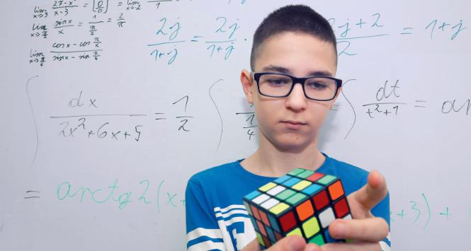 Niestandardowy umysł Kamila obserwują na bieżąco neuropsycholodzy.