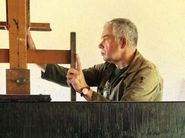 W pracowni w rodzinnych Dołhobrodach na Podlasiu. Rzeka pod pędzlem Baja wydaje się tajemnicza i samotna, biegnąca jakby obok ludzkiego życia. Ale obrazuje zmiany, meandry, dynamikę losów. Artysta od ponad 25 lat maluje jedno i to samo zakole Bugu. Prace te były wystawiane od Paryża po Ateny. Dziś, o ile w ogóle pojawiają się na aukcjach, natychmiast znajdują nabywców.