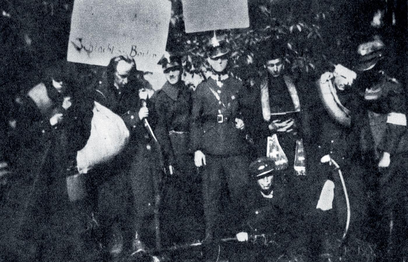 Ta fotografia przechowywana w archiwach jest opatrzona podpisem: „Niemcy przebrani w mundury polskie”.