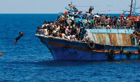 Przeciążona łódź z migrantami zdążającymi do Europy, Morze Śródziemne, ok. 10 mil od wybrzeża Libii, 2015 r.