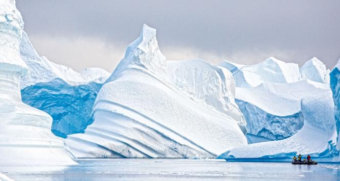 Obszar pokryty lodem w Arktyce zmniejszył się o połowę.