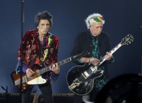 Od lewej: Ronnie Wood i Keith Richards na koncercie The Rolling Stones w Paryżu, październik 2017 r.