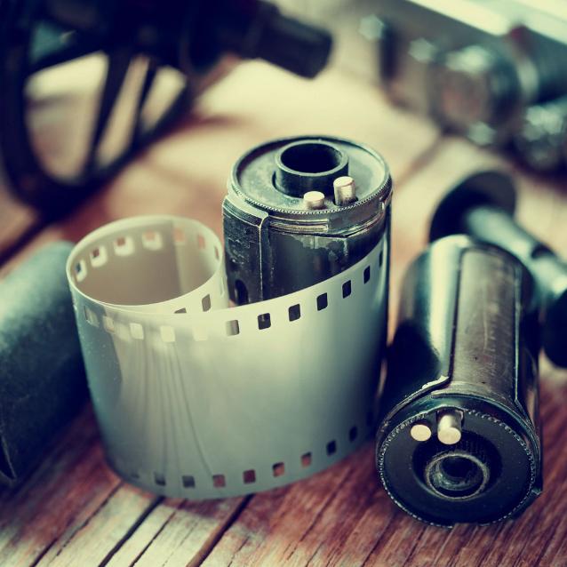 Rolka współczesnego małoobrazkowego filmu 35 mm.