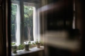 Jarosław zbliżył się do łóżka i zaczął gładzić Jurka po mokrych, zmierzwionych włosach. (...) Przez głowę przemknęła mu myśl, że może po raz ostatni dotyka tego chłopaka żywego.