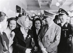 Uczestniczki wycieczki morskiej podczas spotkania z Adolfem Hitlerem.