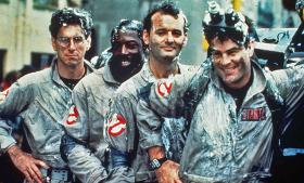 „Pogromcy duchów II”, reż. Ivan Reitman, 1989 r. Jasne, uczciwie trzeba przyznać, że nie jest to najbardziej udany z filmów. Raczej mamy tu do czynienia z nieco nieudolną próbą powtórzenia sukcesu oryginału, gdzie chęci może i były, ale umiejętności już zabrakło. Dlatego momentami było kiczowato, a przeciwnik naszych bohaterów, Vigo, nie tyle jest groźny, ile karykaturalnie śmieszny. Ale jeżeli alternatywą jest jakiś okropny film familijny z dzieciakami czy gadającymi zwierzętami na pierwszym planie, to już wolę Dana Aykroyda i Billa Murraya poruszających się po Nowym Jorku w ożywionej Statui Wolności.