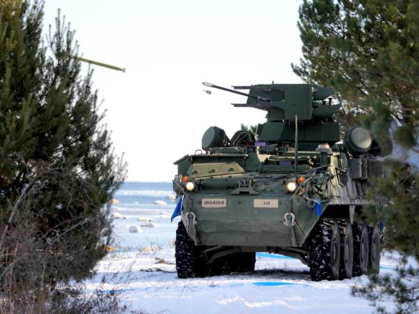 Amerykański Stryker podczas manewrów w Estonii w marcu 2022 r.